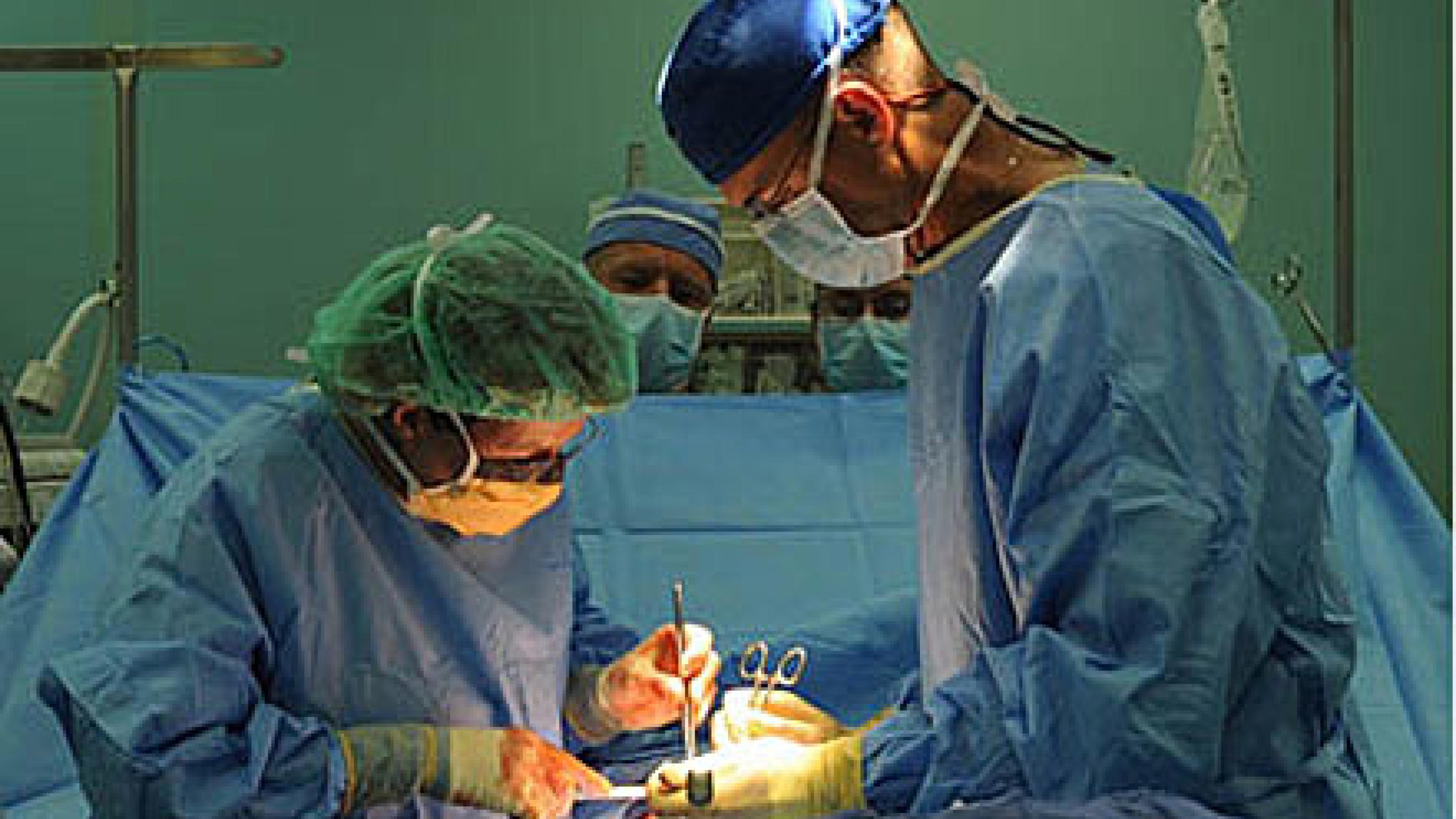 Operation for ingvinalhernie på en operationsstue, hvor selve miljøet og de forebyggende infektionshygiejniske tiltag er en vigtig medvirkende årsag til den lave risiko for sårinfektion. Foto: www.pixabay.com. 