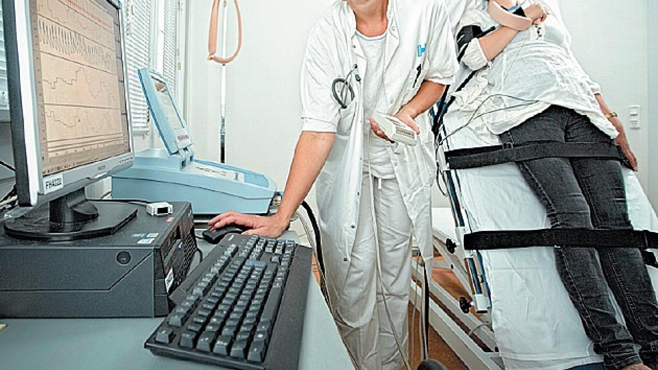 Vippelejetest. Puls og blodtryk monitoreres kontinuert med patienten i liggende hvile og med lejet vippet til 60°. (Foto: Claus Peuckert).