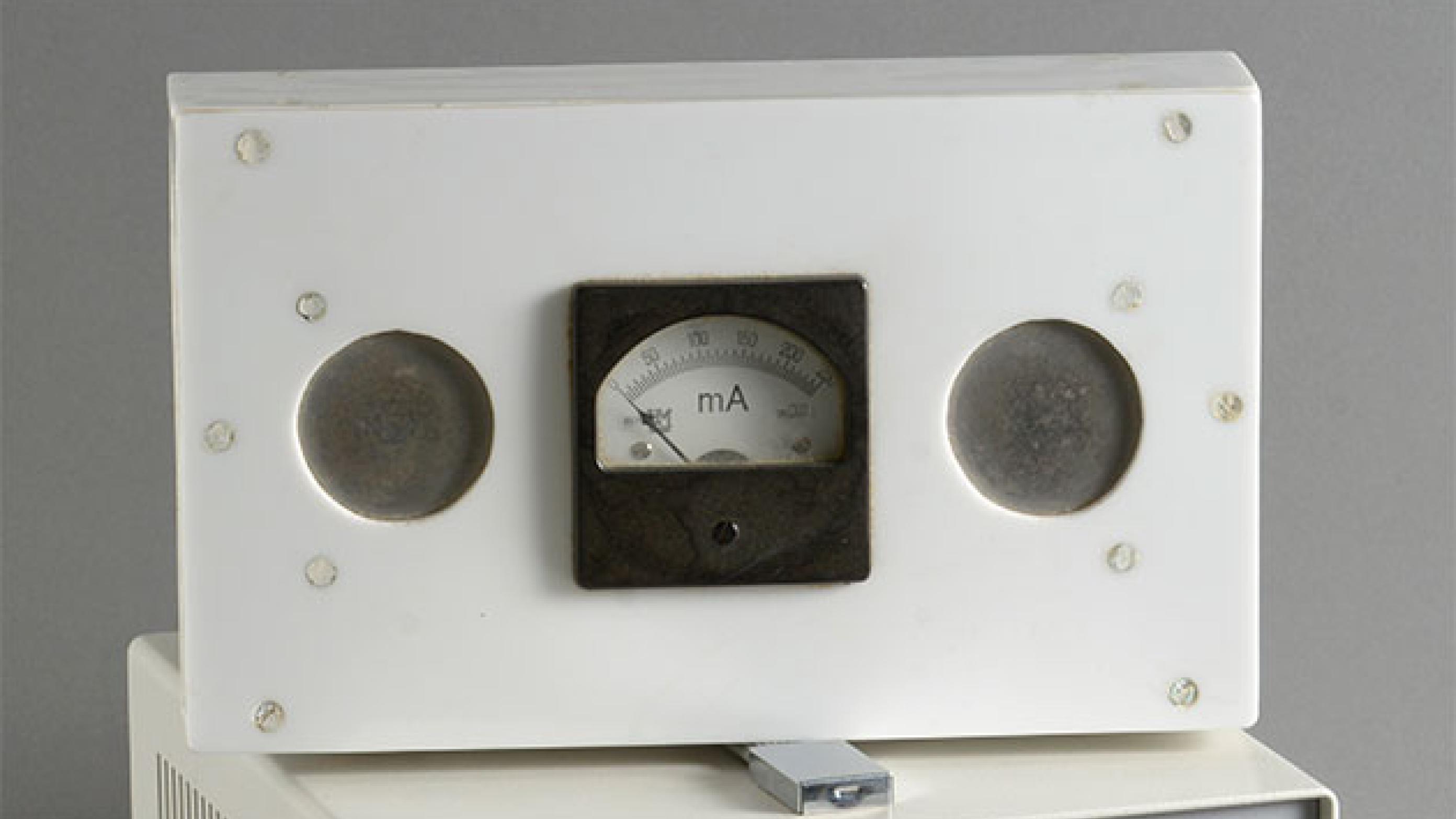 Den hvide kasse med amperemeter er fabrikeret på sygehusets værksted. Kassen har samme modstand som et menneskehoved (Steno Museet/foto: Erik Balle).