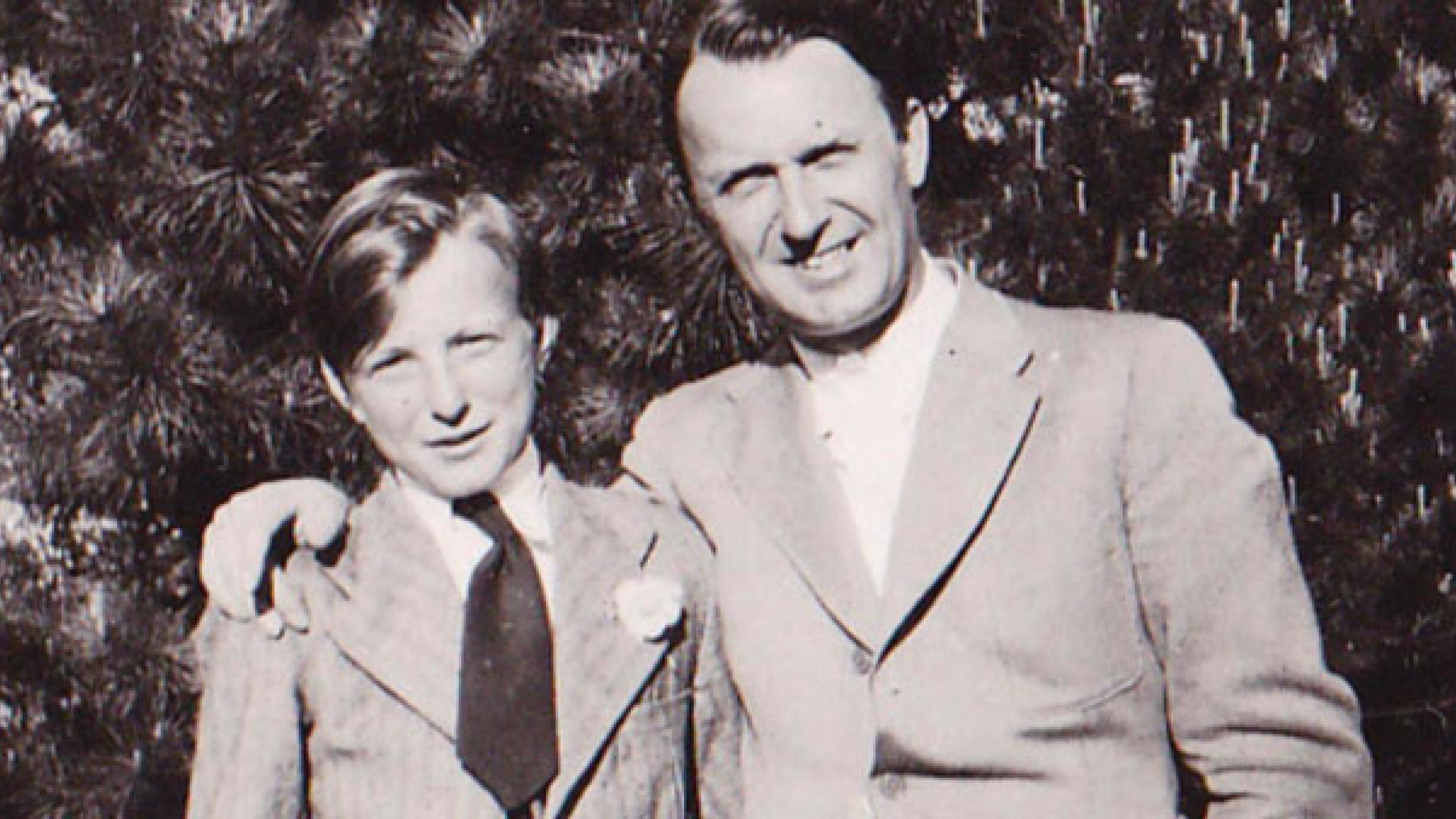 Den 13-årige Niels Lassen med sin far, den nyudnævnte professor i epidemiske sygdomme. Året er 1940 (privatfoto).