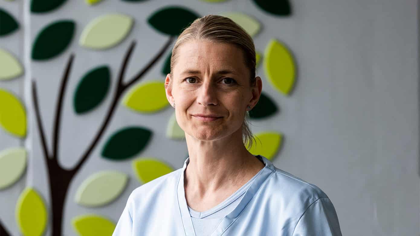 »Funktionelle symptomer er lige så virkelige som alle mulige andre symptomer. Når børn og unge med funktionelle lidelser har mavepine, så gør det ondt. Når de siger, at de ikke kan bruge benene, så kan de ikke gå. Og når de falder om med kramper, så trækker musklerne sig faktisk sammen«, siger Ditte Roth Hulgaard. Foto: Palle Peter Skov