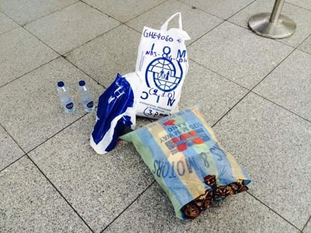 Poser med essentielle ejendele, båret med op igennem Europa