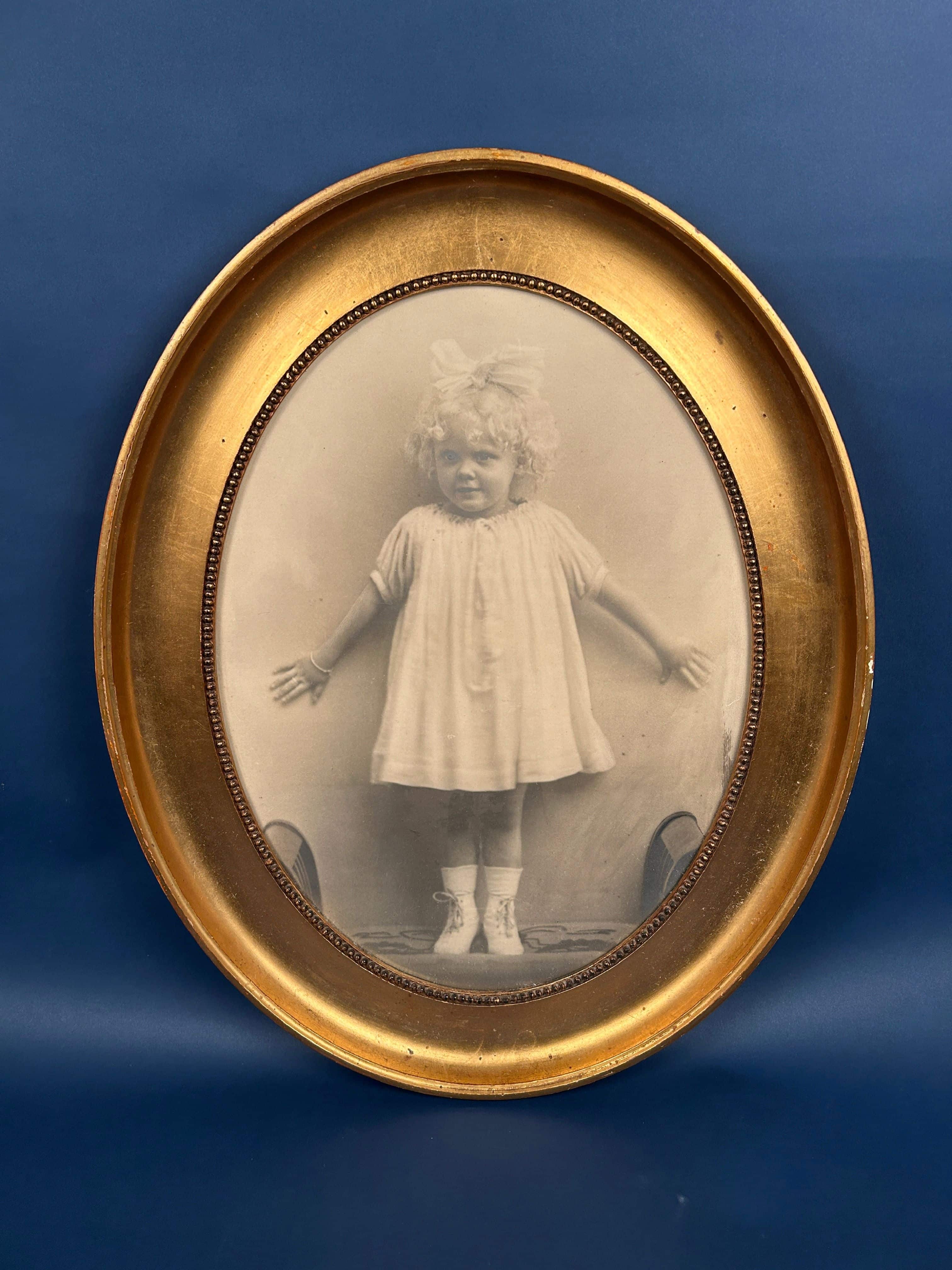 En af den spanske syges mange ofre. Solveigs portræt (60 × 45 cm) fra forældrenes dagligstue (Steno Museets samlinger/Foto: Steno Museet).