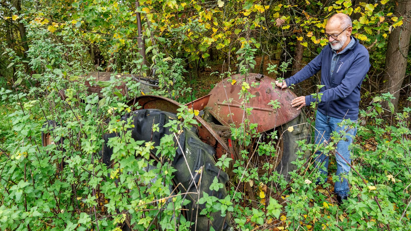 Min fars gamle Ferguson holder stadig ved mit barndomshjem. Han brugte den til at køre hø og brande, og vi sad på ladet og hjalp til. Bonderytmen medvirkede til, at han overlevede sit travle liv. Foto: Claus Bech