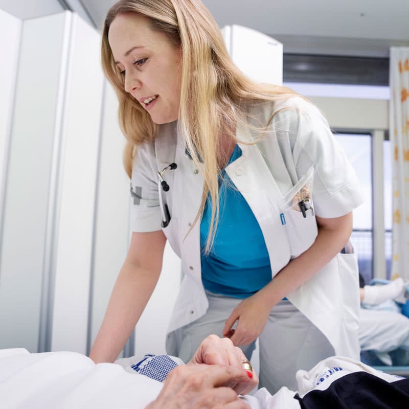 Mette Lodahl mener, at sundhedsvæsenet har brug for læger, der på egen krop har kæmpet med sygdom og begrænsninger. »Jeg oplever selv, at det gavner mig, at jeg har været i patienternes sted i så mange situationer«. Foto: Claus Bech