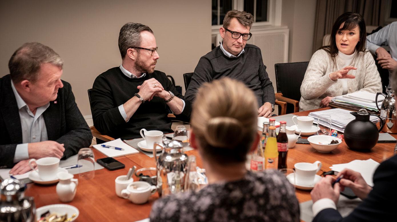 Den nye SVM-regering, som her ses under arbejdet med regeringsgrundlaget, har fremlagt flere initiativer, der skal løse problemerne i sundhedsvæsenet, både akut og på længere sigt. Foto: Mads Claus Rasmussen/Ritzau Scanpix