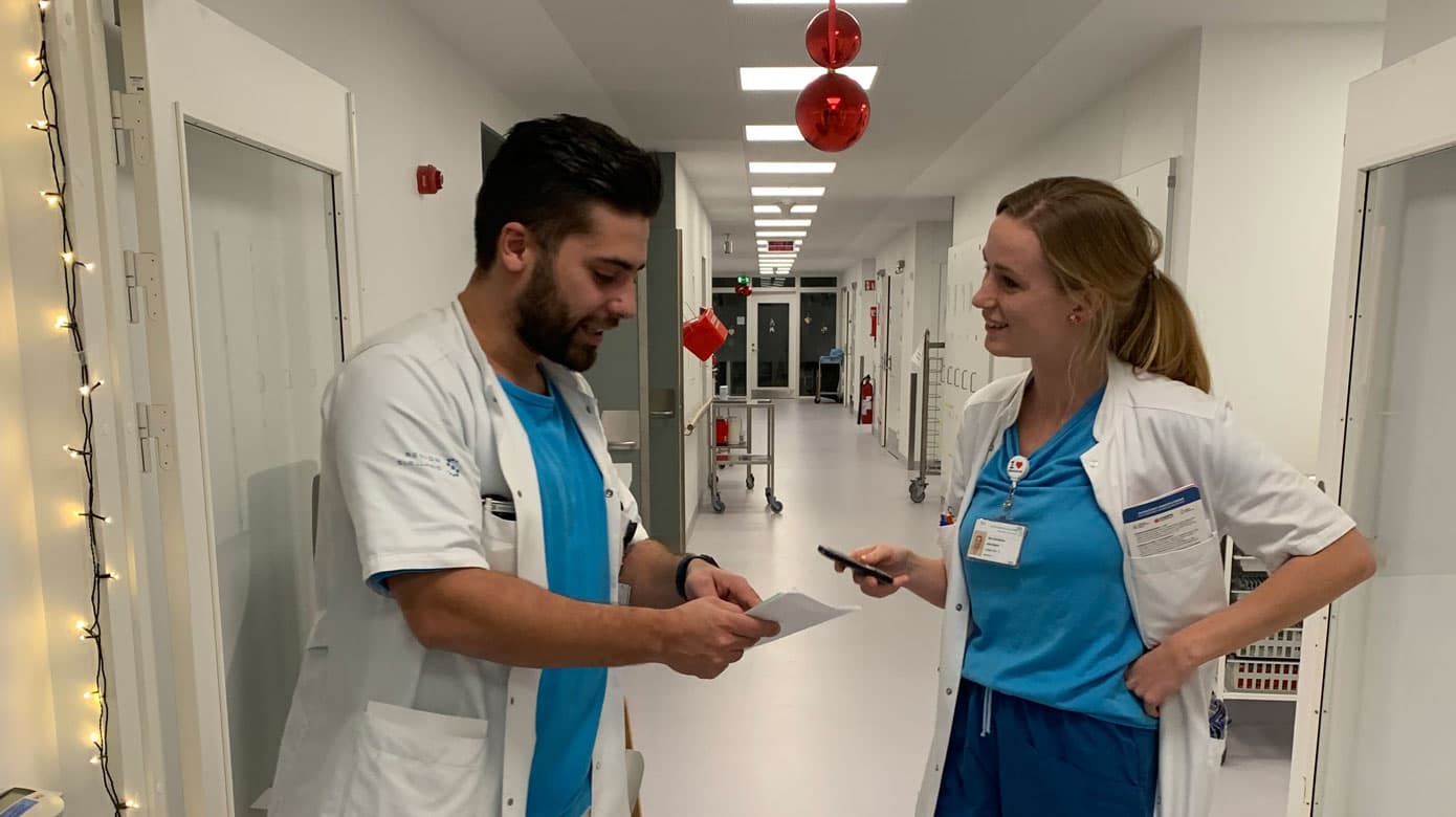Abd Al Bari Ahmed med en kollega på vagt juleaften på Holbæk Sygehus. Foto: Privat