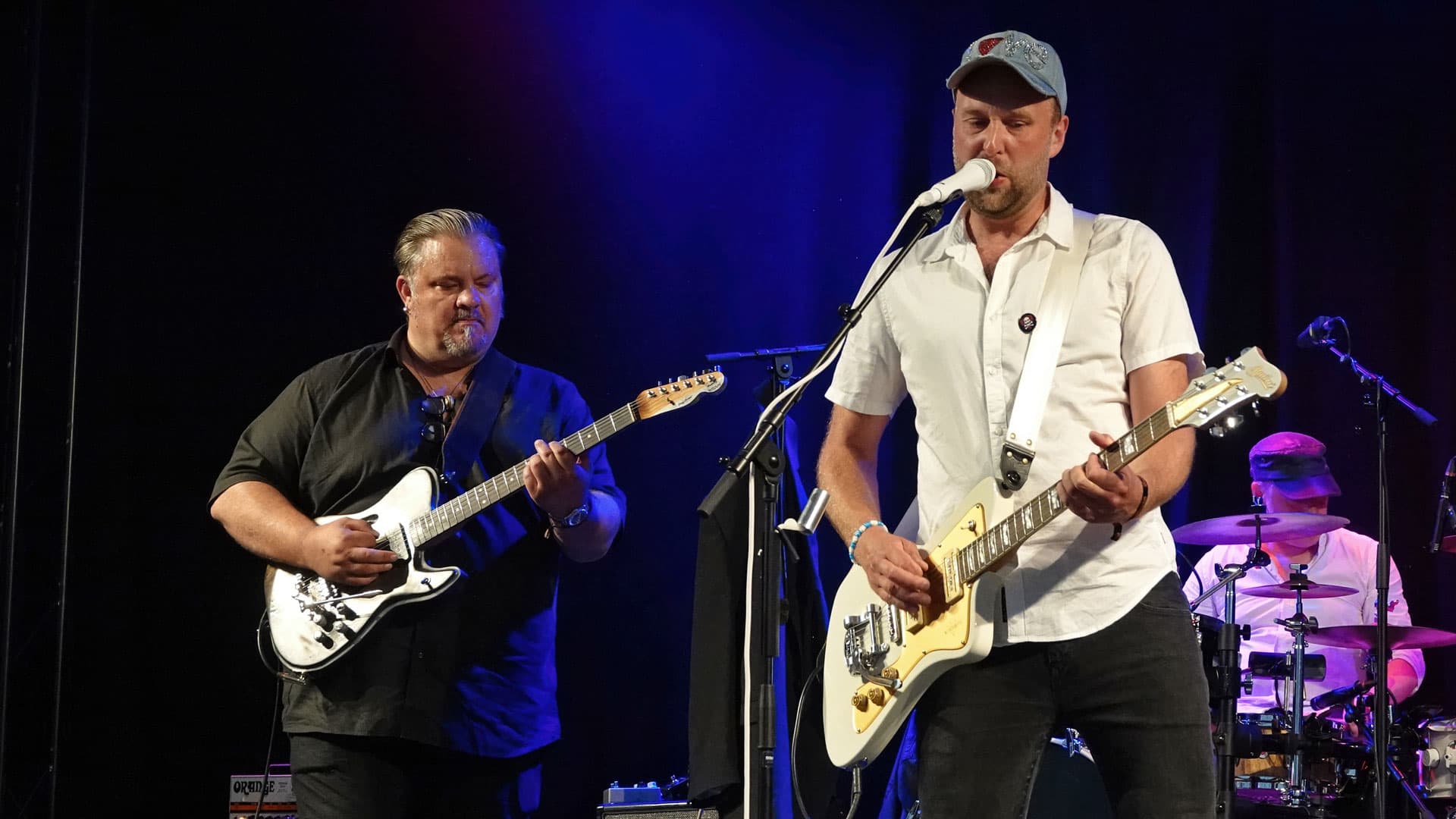 Anders Frey på scenen med bandet FAR og Perry Stenbäck ved årets Skagen Festival. Foto Kent Bandholm.