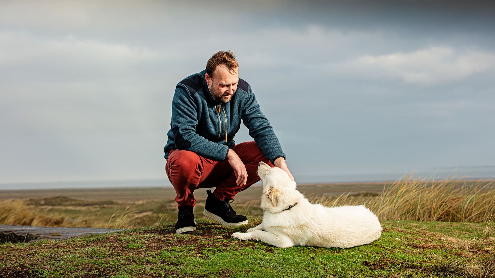 Anders Frey med familiens hund, Tiny. Foto: Robert Attermann