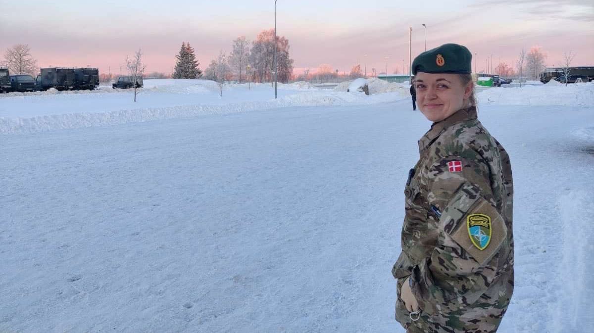 29-årige Anne Krogh Leensbak bor i Aarhus, er cand.med. fra Aarhus Universitet juni 2020, tog KBU i akutmedicin og psykiatri og påbegyndte intro i kardiologi, som hun afbrød for at starte på forsvarets militærlæge­uddannelse i januar 2022. Foto: Privat