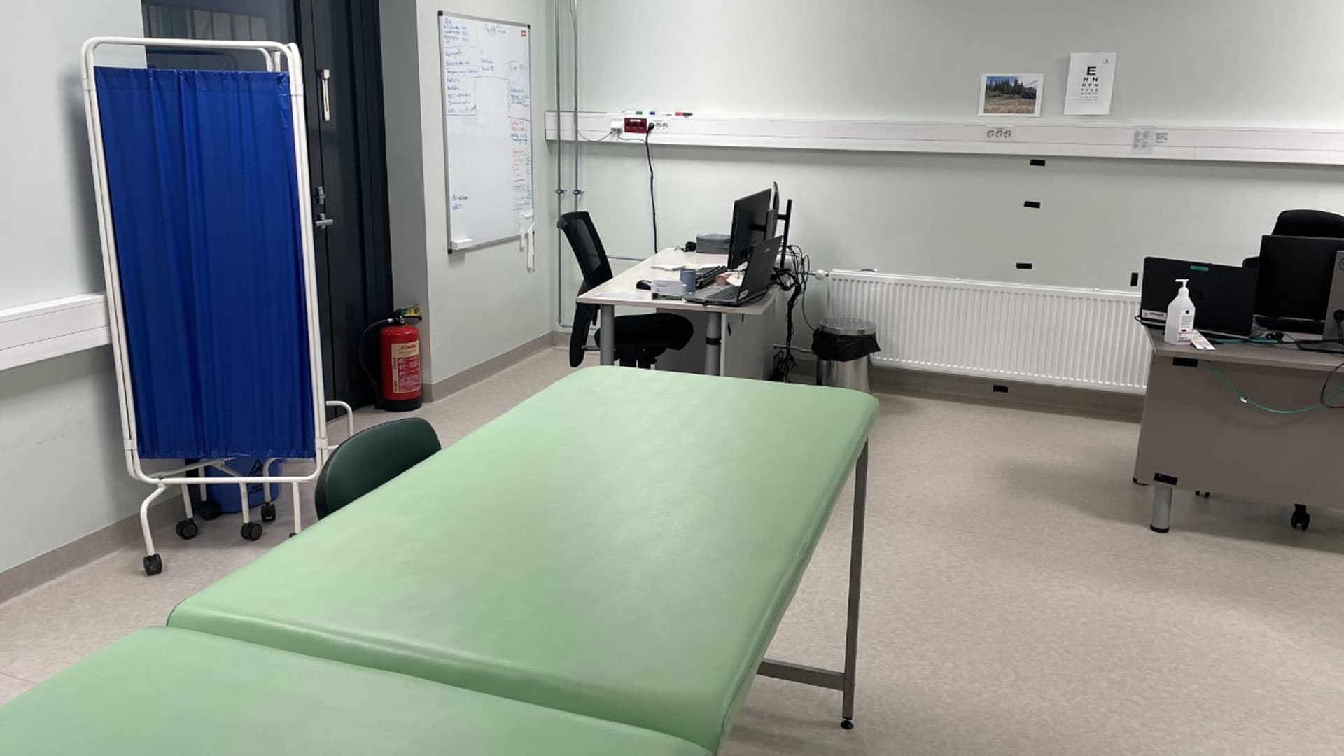 Alle soldater er før missionsstart helbredsgodkendt, så de kommer oftest med småskavanker som udslæt, overbelastningsskader og luftvejssymptomer. Klinikken har ­basalt udstyr og medicinpakning, og danskerne deler MED CENTER med hhv. briter og estere. Foto: Privat