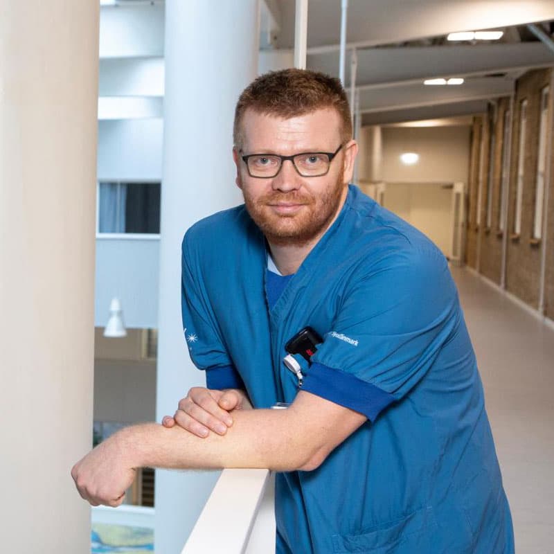 Joachim Hoffmann-Petersen vælger som regel at støtte humanitære organisationer, men i tilfældet med Ukraine er han af den overbevisning, at det, ukrainerne har brug for for at vinde krigen, er flere våben. Foto: Heidi Lundsgaard.