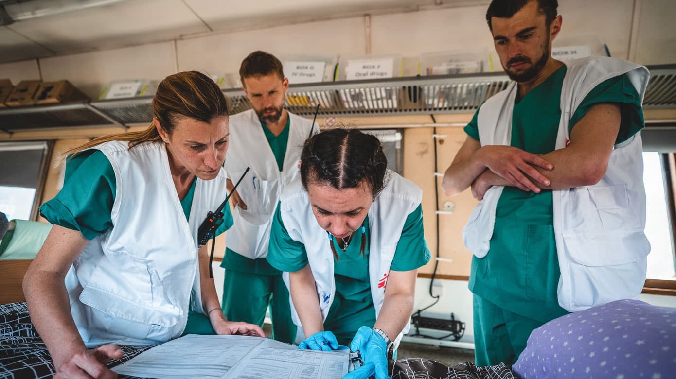 Læge Peder Ahnfeldt-Mollerup er bekymret for, at danske lægers støtte til våbenkøb i Ukraine vil skade sikkerheden for udsendte læger i den erklæret neutrale nødhjælpsorganisation Læger uden Grænser. På billedet er sundhedspersonale fra Læger uden Grænser på arbejde i organisationens hospitalstog i Ukraine. Foto: Andrii Ovod/Læger uden Grænser.