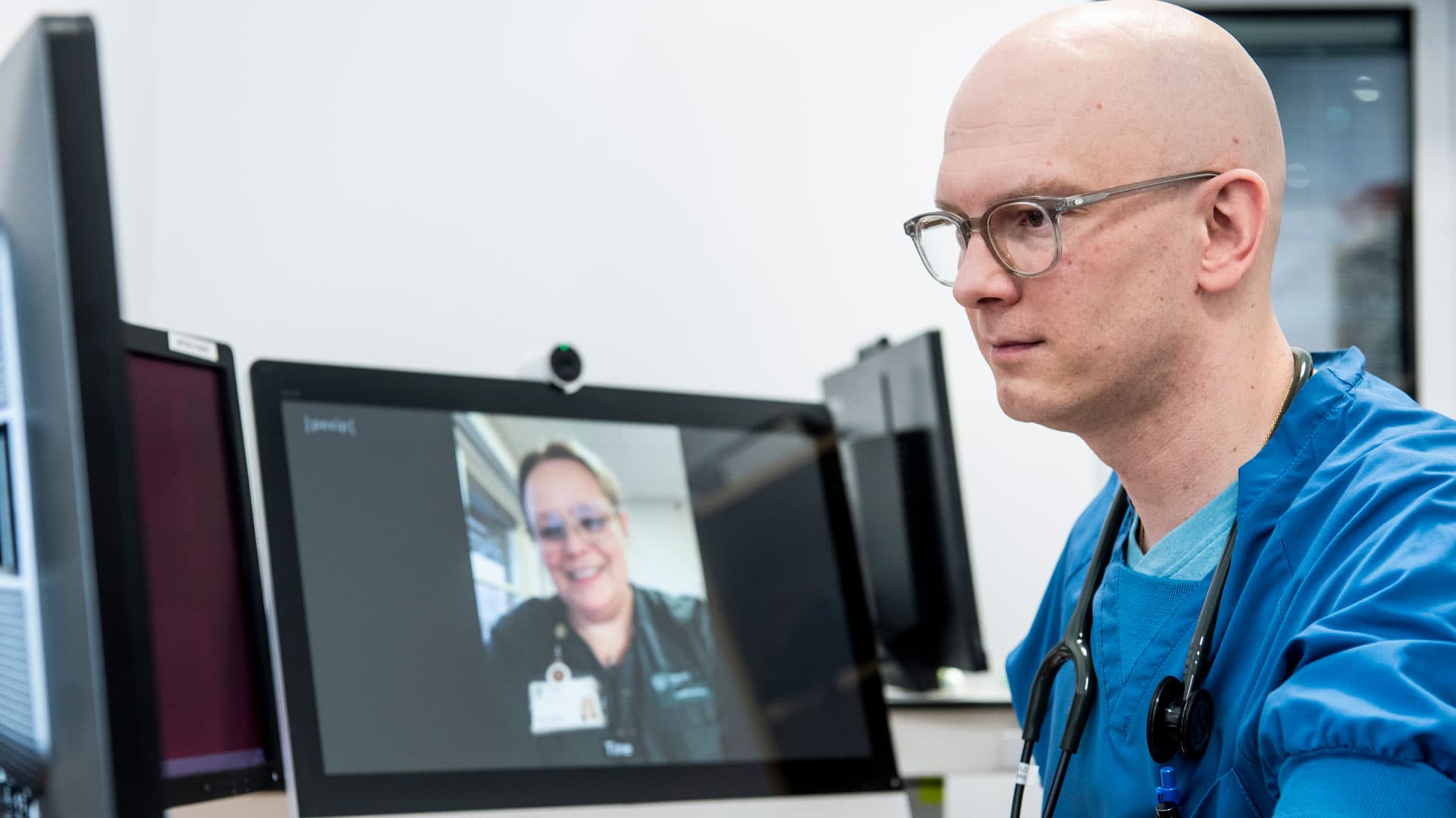 Akutlæge Frederik Hagn-Meincke går en gang dagligt virtuel stuegang hjemme hos den hjemmeindlagte patient, hvor en sygeplejerske fra kommunens akutteam er til stede. Her er det Tine Agerbo, Viborg Kommunes akutteam. Foto: Palle Peter Skov