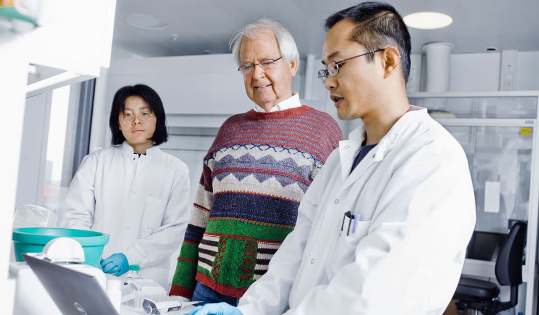 Oluf Borbye Pedersen med postdoc Yong Fan og hans hustru Liwei Lyu, ph.d.-studerende. Yong Fan forsker i to polypeptidhormoner, der dannes af nogle specifikke bakteriearter i tarmen hos raske mennesker. Foto: Claus Boesen.