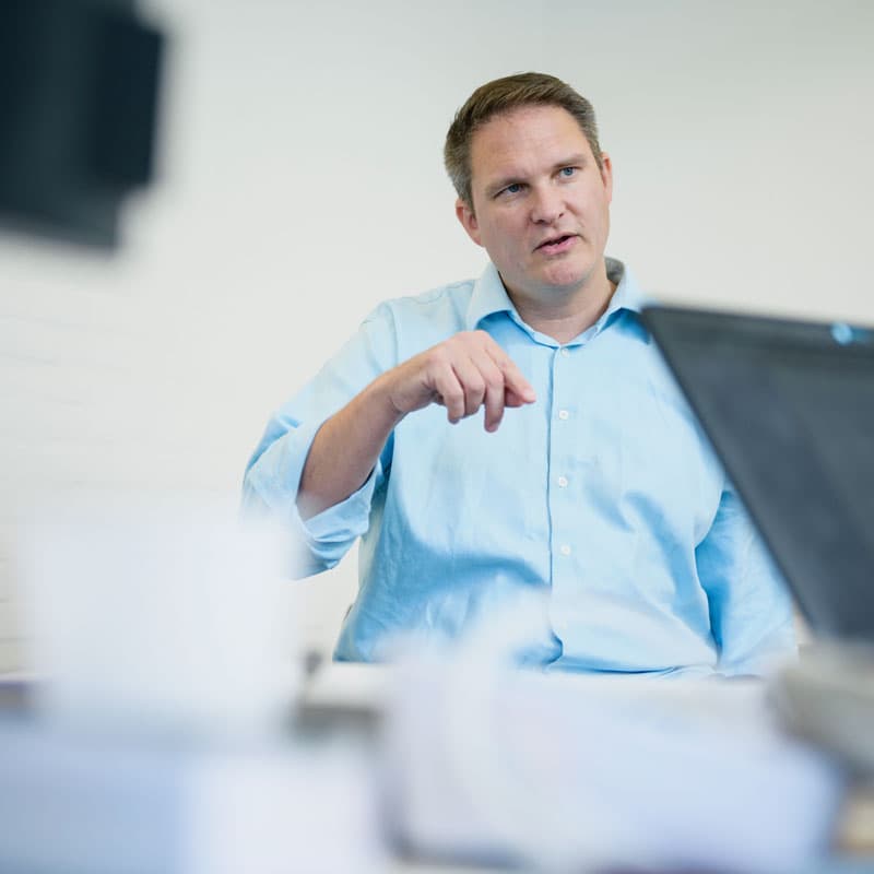 Praktiserende læge Peder Ahnfeldt-Mollerup fra Vejle holder sig til humanitær støtte i Ukraine og er bekymret for, om lægers støtte til våbenkøb kan skabe mistillid til standen. Foto: Palle Peter Skov. 
