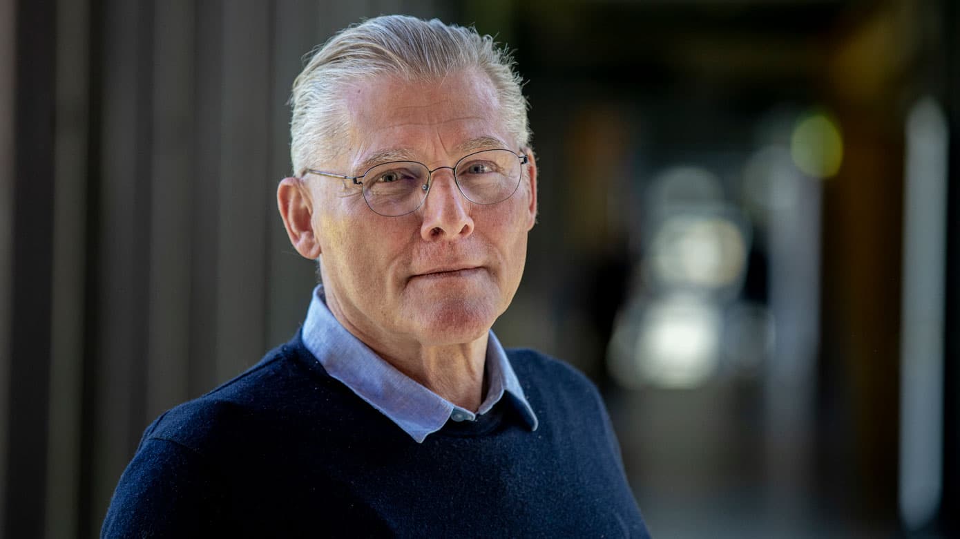 Set fra sundhedsøkonom, professor Jes Søgaards stol er kræftsagen på AUH delvist et resultat af et ledelsessystem med en top, der giver de underliggende, kliniske lag selvstændighed, men ikke den fornødne støtte til at handle. Foto: Heidi Lundsgaard. 