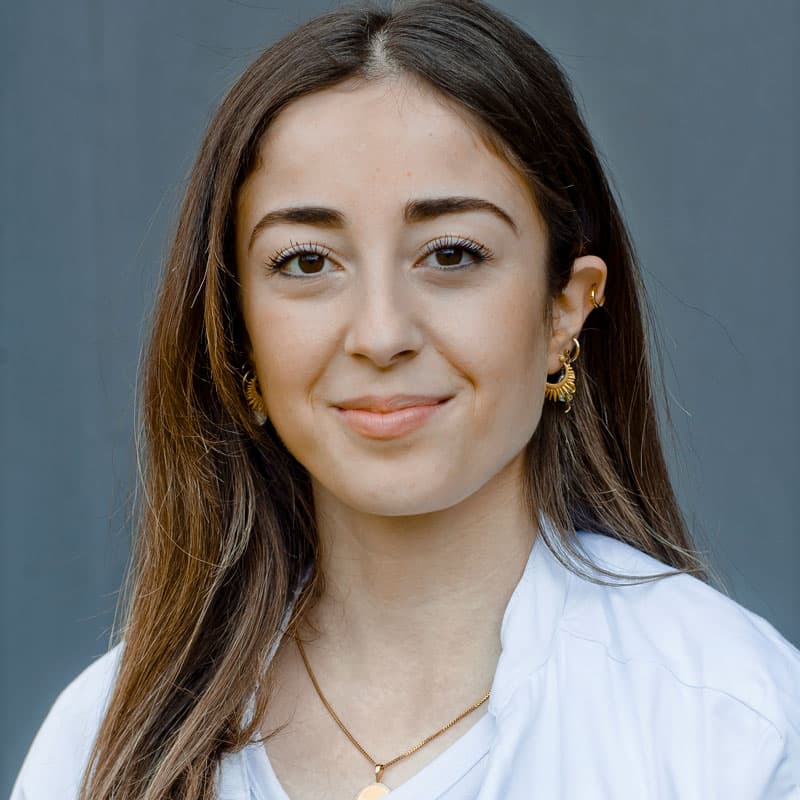 »For os yngre læger er det et privilegium, at der står en mere erfaren kollega ved siden af os, som vi kan konferere med i en endnu større del af vagten. Det optimerer vores faglige udvikling og giver os mulighed for mere læring«, siger Hanin Bassis. Foto: Claus Boesen