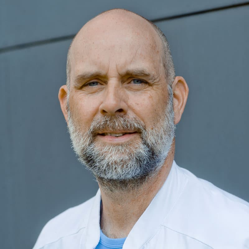 »Det er et kvalitetsløft af uddannelsen, som vi ser meget frem til. Supervisoren er et supplement til bagvagten, som har mange andre opgaver og derfor ikke hele tiden kan stå med den yngre læge ved sengen. Det kan supervisoren, og nu også i rush hour indtil klokken 21«, siger uddannelses­ansvarlig ledende overlæge Henrik Laugesen.