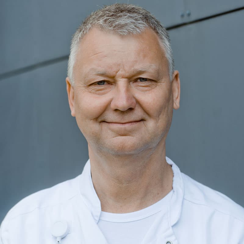 »Uddannelsen bliver styrket ved, at vi ­indfører supervision i en større del af døgnet. De yngre læger bliver styrket i deres ­beslutningskompetence. Og det er også godt for patienterne«, siger cheflæge Jens Rasmussen. Foto: Claus Boesen. 