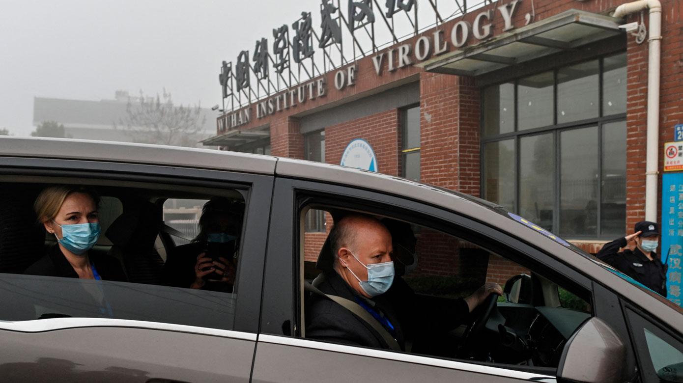 Thea Kølsen Fischer og andre medlemmer af Verdenssundhedsorganisationens (WHO) hold, der undersøger oprindelsen af ​​­COVID-19, ankommer til »Wuhan Institute of Virology« d. 3. februar 2021. Foto: Hector Retamal/AFP/Ritzau Scanpix.