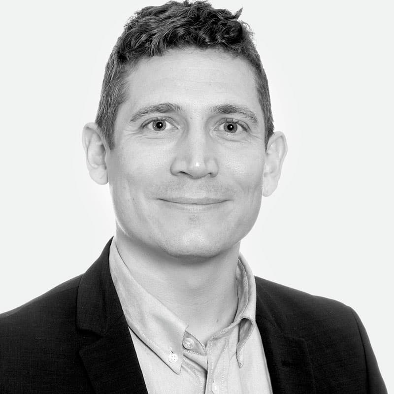 »Det er vigtigt, at man gør sig klart, hvad det er, der motiverer en til at gå forskningsvejen – har man selv været med til at udvikle idéen, eller er det et af professorens skuffeprojekter?«, siger Søren Valgreen Knudsen, læge og ph.d. Foto: Lene Pedersen. 