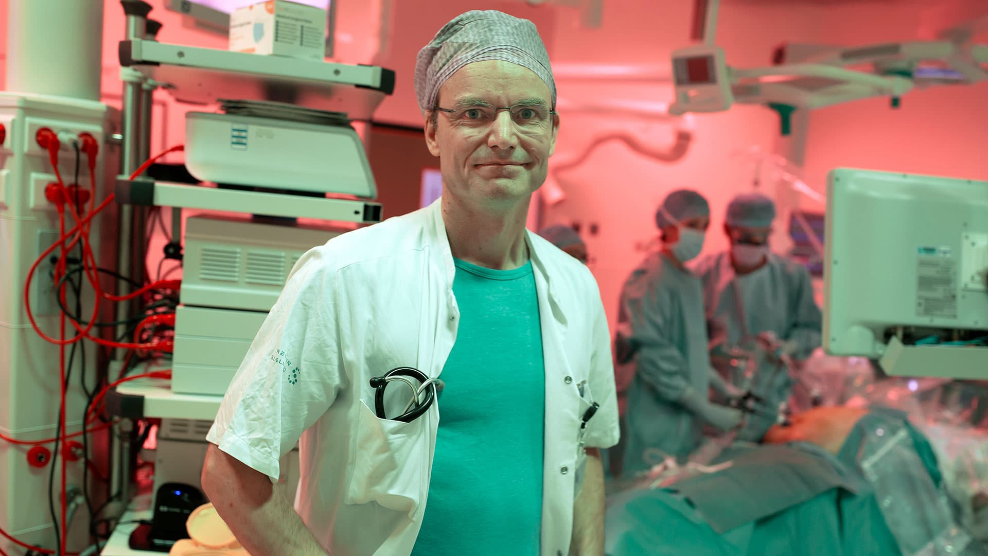 Efterhånden klarer de fleste kirurgiske afdelinger selv uddannelsesbehovet. Men kommer behandlingsgarantien igen ned på 30 dage, bliver det svært, vurderer ledende overlæge Frederik Helgstrand, Kirurgisk Afdeling, Sjællands Universitetshospital, Køge. Foto: Claus Boesen.