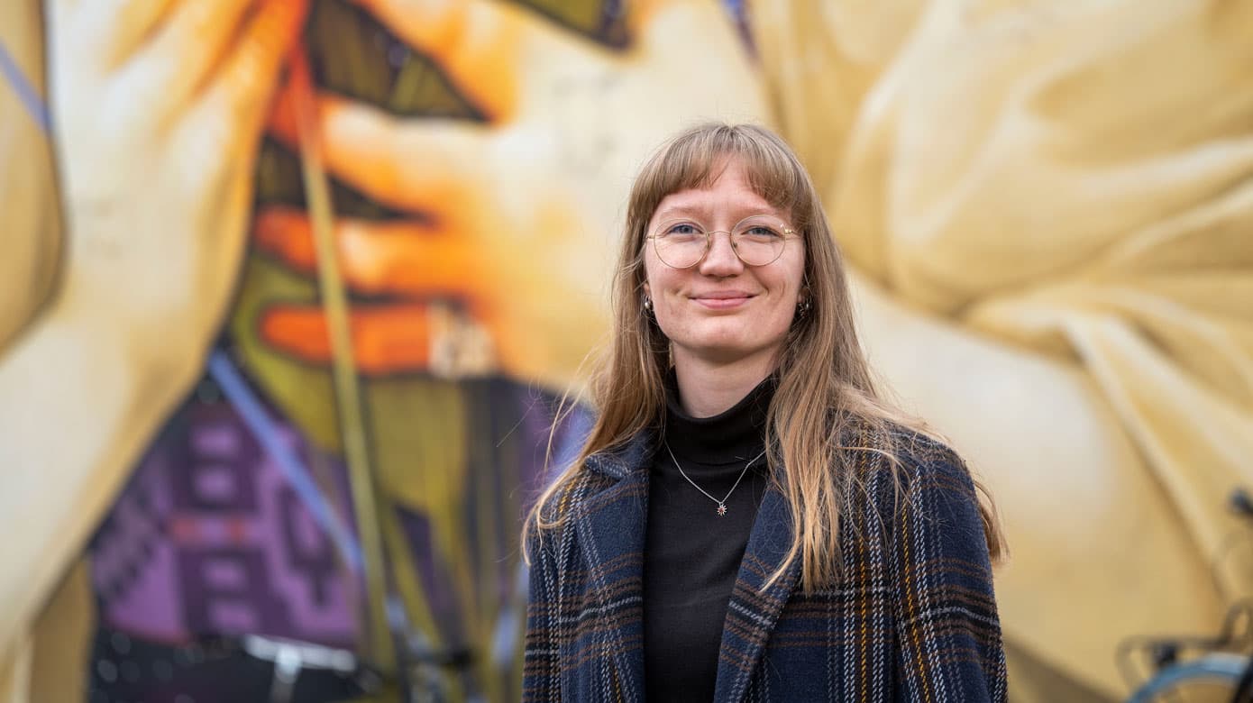 »Mange medicinstuderende kommer fra ressourcestærke familier, og så kan det være svært at forstå, hvorfor det kan være svært at møde op til en aftale eller bare at ringe til sin læge. For sådan en som mig er det jo ikke så svært«, siger medicinstuderende Helga Beckmann. Foto: Lars Horn/Baghuset