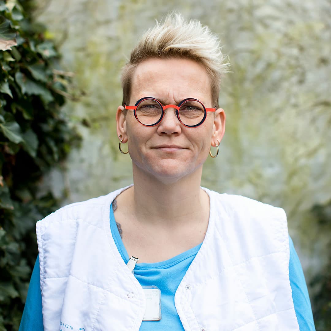 »Hos mine onkologiske kolleger hører jeg stadig tit det her med, at ,det er der ikke noget at gøre ved, det må du lære at leve med’«, siger Lena Saltbæk  onkologisk overlæge og leder af Region Sjællands senfølgeklinik, der ligger på Sjællands Universitetshospital (SUH), Roskilde. Foto: Claus Boesen. 