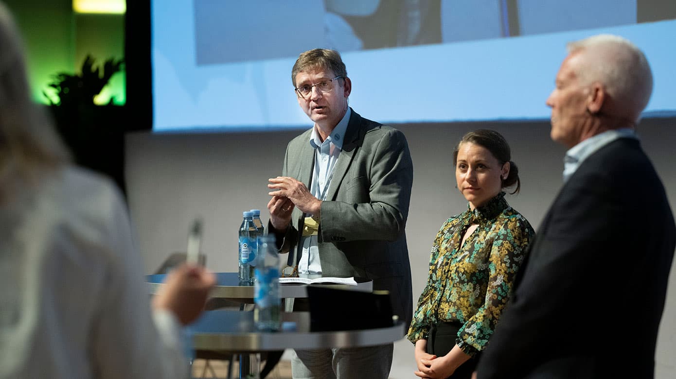 Det er afgørende, at der investerer i det nære sundhedsvæsen i bred forstand: flere praktiserende læger, tilstrækkeligt med SOSU-personale og ensartede kommunale sundhedstilbud med kvalitet, sagde PLO-formand Jørgen Skadborg på KL-konferencen om det nære sundhedsvæsen. Foto: Lars Horn/Baghuset