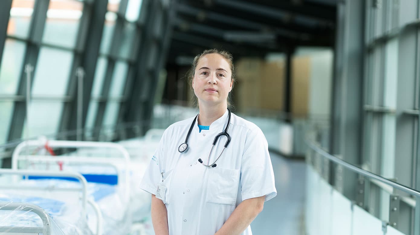 »Vi kan se i vores undersøgelser, at vold og trusler om vold er højere blandt vores medlemmer i psykiatrien end i alle andre lægespecialer. Og desværre ved vi også, at det er medvirkende årsag til, at nogle vælger at forlade enten specialet eller den offentlige psykiatri. Der skal derfor massiv fokus på arbejdsmiljøet«, siger Yngre Lægers forperson Wendy Sophie Schou. Foto: Claus Bech 