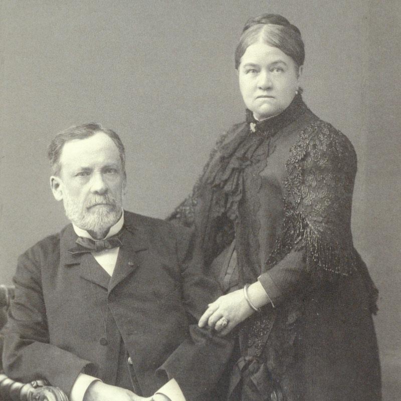 Marie Pasteur assisterede ved flere af ægtefællens banebrydende forsøg. Som videnskabelig sekretær var hun redaktør på hans videnskabelige artikler; hun dyrkede de silkeorme, han brugte til nogle af sine forsøg, og passede de børn, han udførte sine vaccineforsøg på. Pasteurs medarbejdere og studerende anerkendte den store betydning, hun havde for hans arbejde. Efter hans død blev hun boende på Pasteur Instituttet og er bisat sammen med sin mand i instituttets krypt. Foto taget omkring 1884. Foto: Institut P