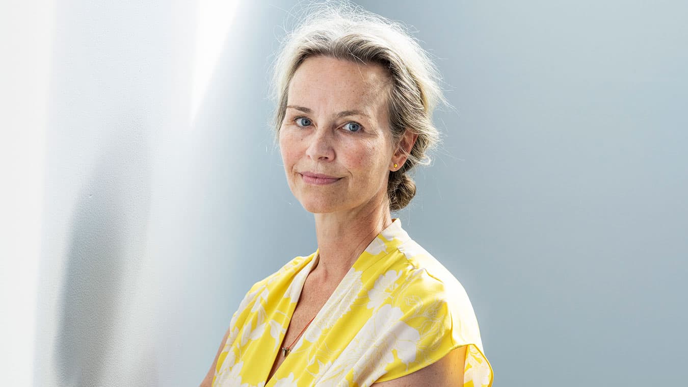 Thea Kølsen Fischer, professor i virusinfektioner og epidemier og forskningschef ved Nordsjællands Hospital, mener, at vi har fået meget læring i Danmark ud af COVID-19 – men ser med bekymring på, at vi ikke har fået endegyldige svar på pandemiens udspring, og at USA har planer om at melde sig ud af WHO. Foto: Claus Bech