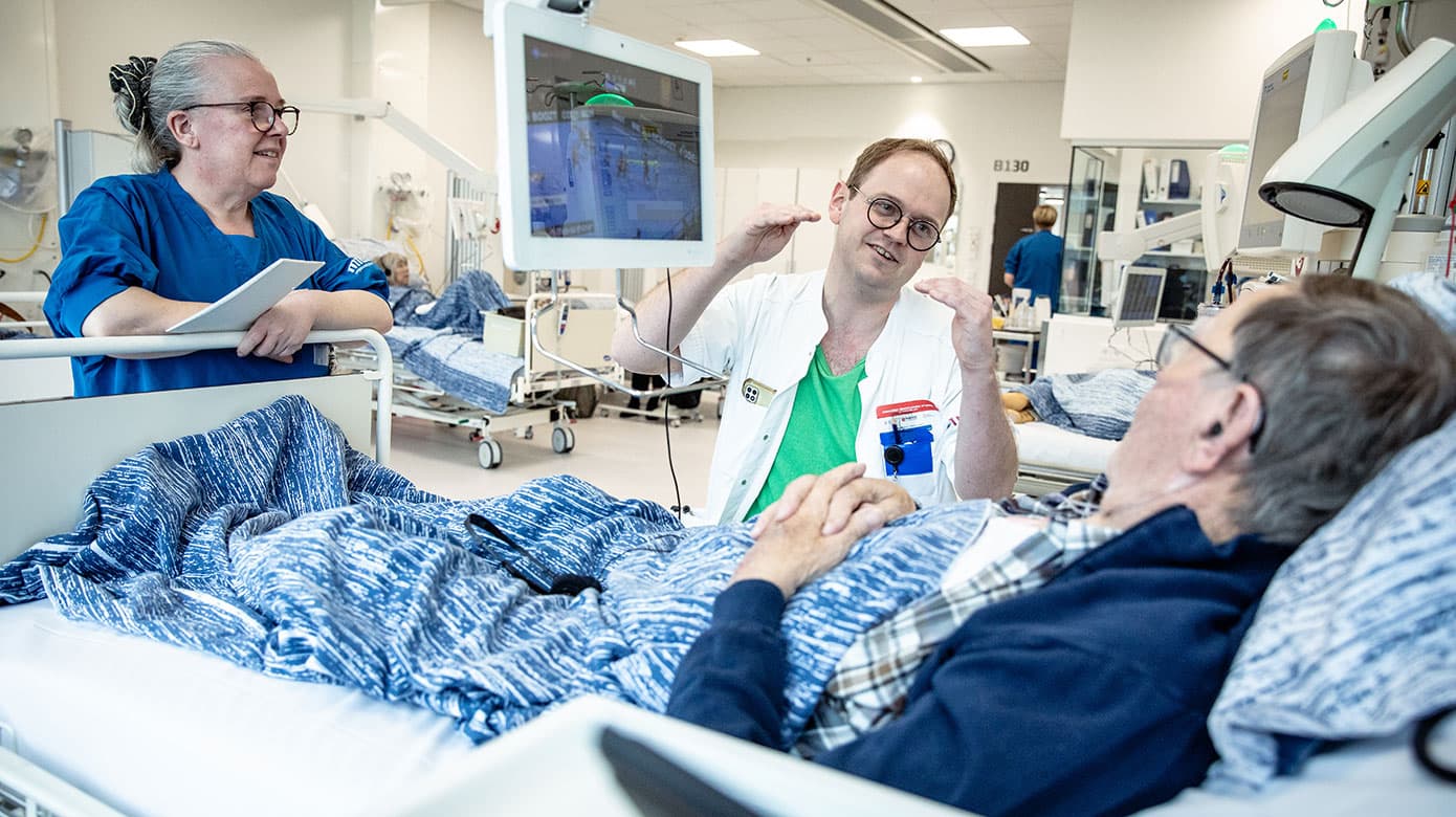 Samuel Levi Svendsen i aktion på dialyseklinikken. Patienterne kommer tre gange ugentligt, og derfor er kommer lægerne til at kende patienterne rigtig godt. Det er vigtigt, bl.a. når patienterne skal vejledes om væskerestriktioner og om afslutning på behandling. Foto: Jesper Balleby