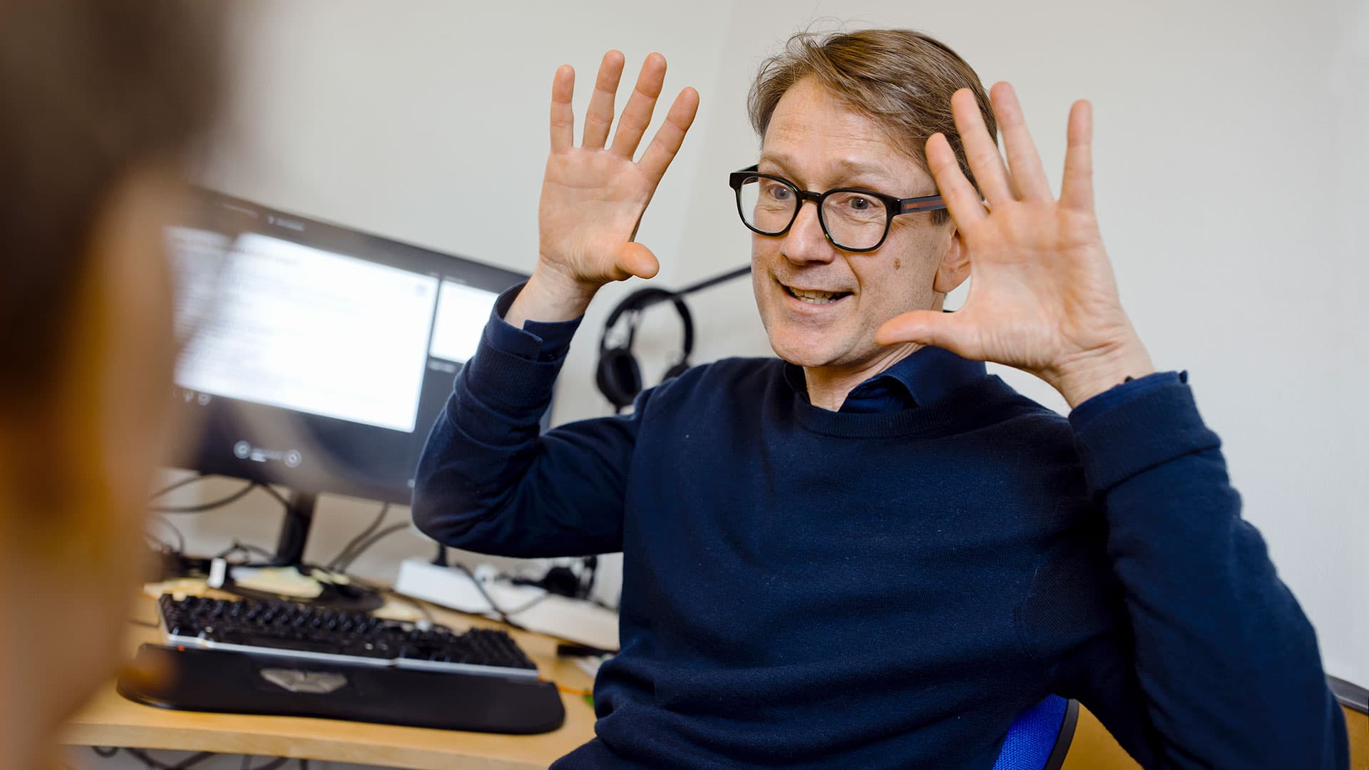 Steen Ethelberg kan »tale i timevis om spildevandsovervågning«, som han ser et stort potentiale i. Han er leder af Sektion for Fødevarebårne og Zoonotiske Infektioner i Afdeling for Infektions­epidemiologi på SSI, som lige nu arbejder på at tilføje flere sygdomme til spildevandsovervågningen. Foto: Claus Boesen