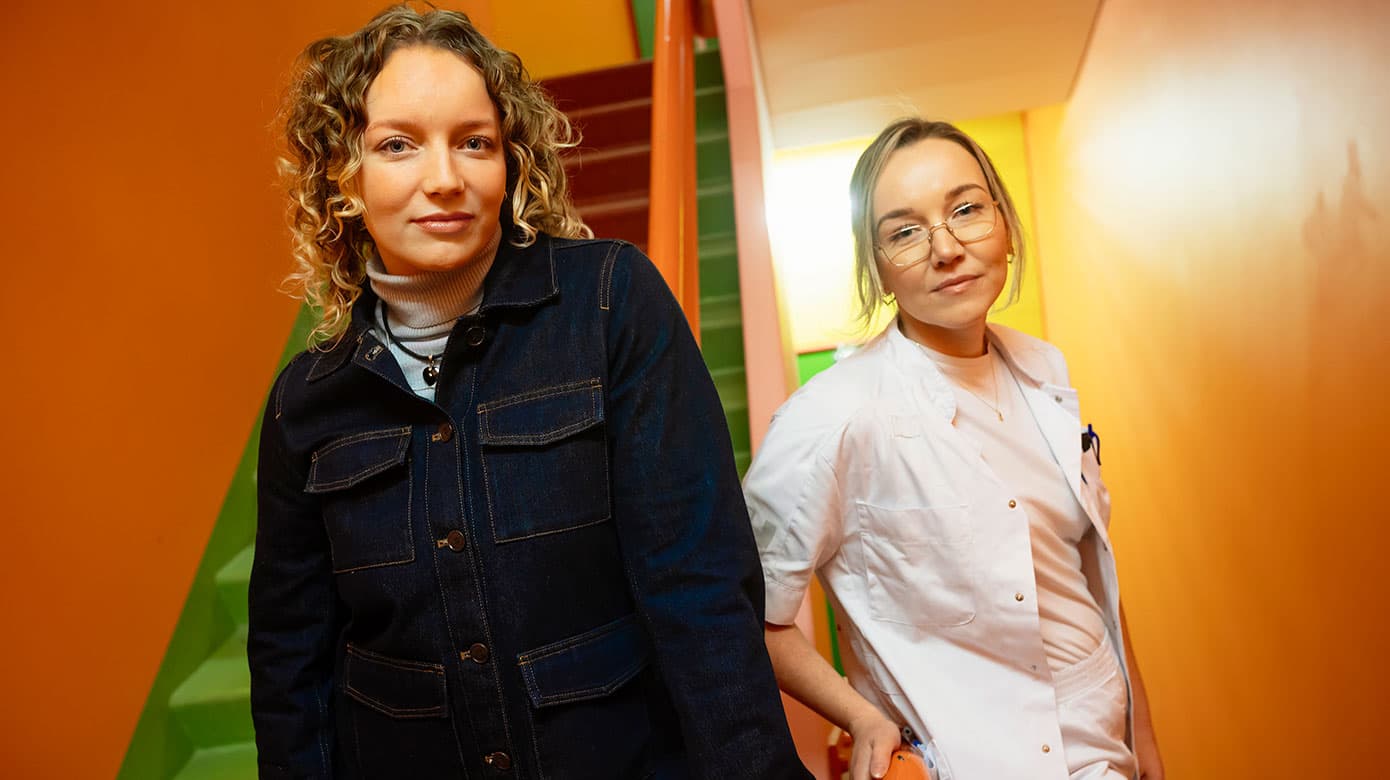 Zinnini Elkington (tv), manuskriptforfatter og instruktør, har lavet »Det andet offer« for at sætte fokus på den psykiske belastning, der er forbundet med som læge at træffe valg, fravalg og fejlskøn. Hendes søster, Kaya Elkington, der selv er læge, har været dybt inde over idéudvikling og faglig sparring ud fra egne oplevelser i sundhedsvæsenet. Foto: Claus Boesen. 