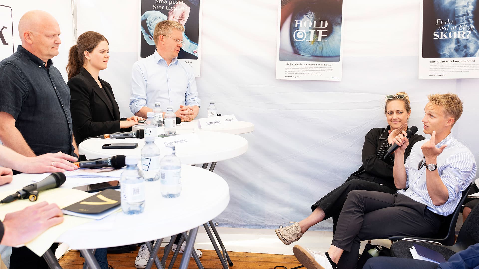 Christoffer Kraul Ibsen stiller spørgsmål til panelet med ordstyrer Sigge Winther, sundhedsordfører Peter Kofod (DF), regionsrådsformand Lars Gaardhøj (S) fra Region Hovedstaden, FYAM-formand Malene Lindholmer Nepper og koncerndirektør  Martin Magelund fra Region Sjælland. Foto: Claus Bech. 