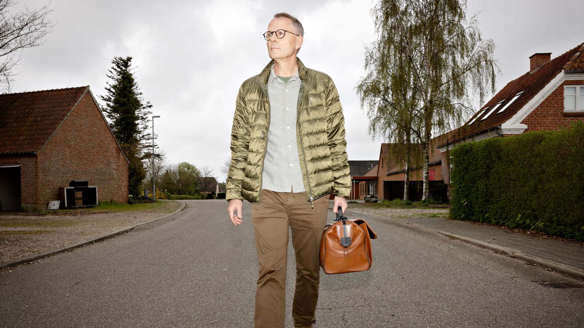 Karsten Rejkjær Svendsen har altid været fascineret af store køretøjer, og efter HF kørte han lastbil i København og på Sjælland i nogle år Men det skulle alligevel ikke være, og i stedet valgte Karsten medicinstudiet og siden tilværelsen som praktiserende læge i Tim. Det største køretøj, han ejer i dag, er en Rød Ferguson 135 – »min tro følgesvend«, som han siger. Foto: Astrid Dalum