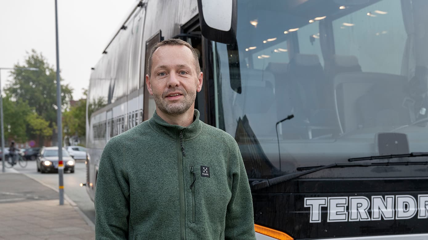 Ledende overlæge Jesper Smit bor i Aalborg med sin kone og to børn på 10 og 8 år. For 2,5 år skiftede han arbejdsplads fra Universitetshospitalet i Aalborg til Thisted. Personalebussen gør den daglige transporttid på tre timer overkommelig. Foto: Lars Horn / Baghuset