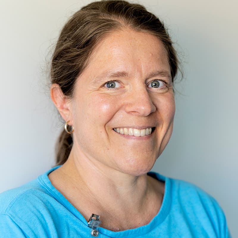 »Det er ikke kun deres uddannelse, det gavner – det giver også en bedre kvalitet af patient­behandling«Anne Gamst, UAO, Kvindesygdomme og Fødsler på Regionshospital Gødstrup»Vi ville være kede af, hvis der bare bliver lukket helt ned for at gå den vej. Der er et uddannelsesbehov, vi gerne vil have fokus på«Mette Hvilshøj Fabricius, formand, DSOG. Foto: Claus Bech