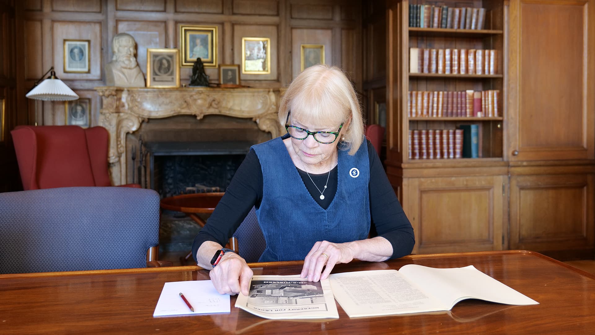 Susanne Malchau Dietz har både været operations- og intensivsygeplejerske, og i slutningen af 1970'erne tog hun specialuddannelsen i anæstesi. Herudover har hun en kandidat- og ph.d.-grad i sygeplejehistorie. Hun har arbejdet som lektor for Institut for Sygeplejevidenskab på Aarhus Universitet og som forskningsleder på Diakonissestiftelsen. På billedet sidder hun i Lægeforeningens bibliotek og researcher til TV2's serie Sygeplejeskolen. Foto: Ugeskrift for Læger 