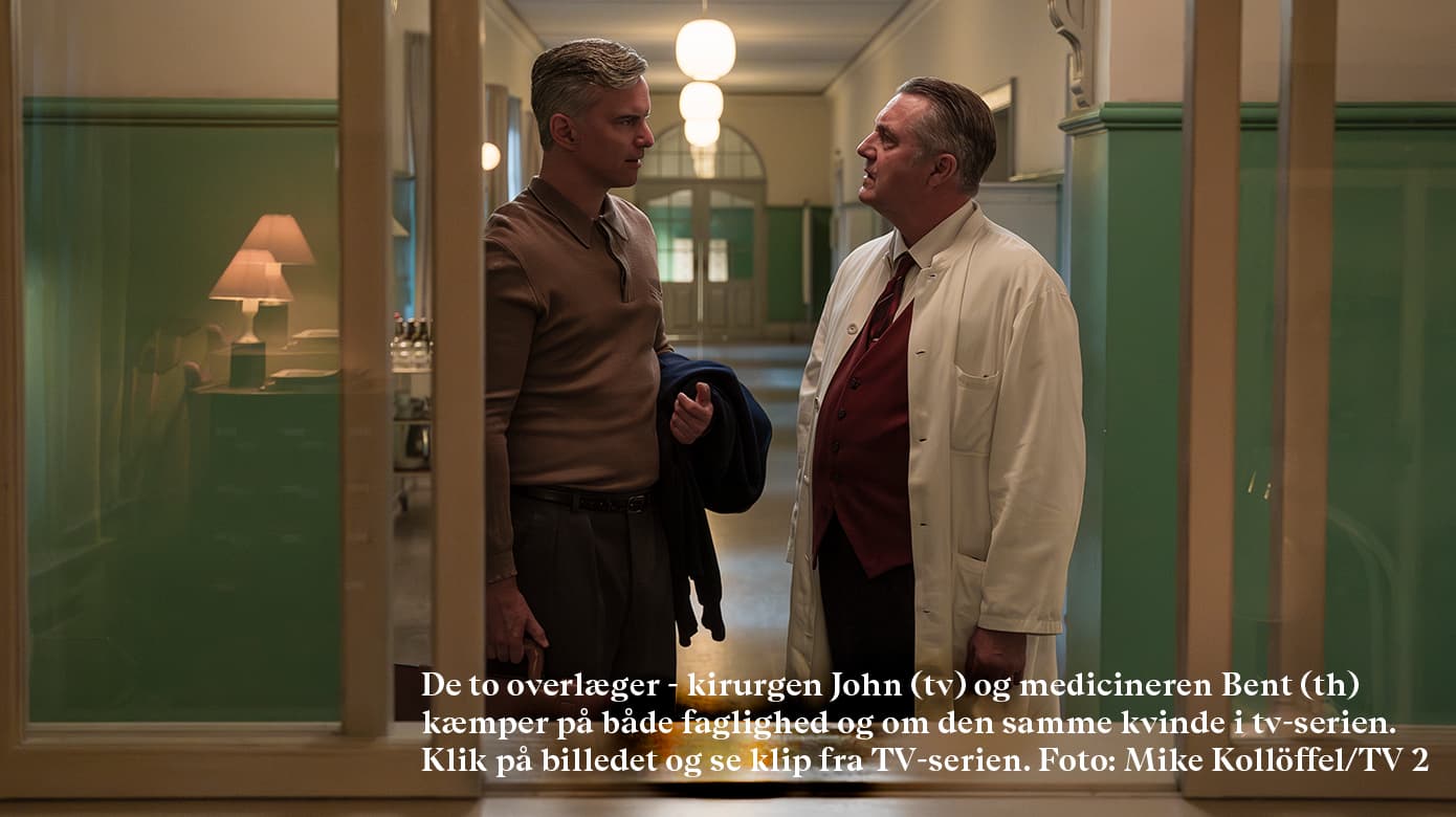 De to overlæger - kirurgen John (tv) og medicineren Bent (th) kæmper på både faglighed og om den samme kvinde i tv-serien. Klik på billedet og se klip fra TV-serien. Foto: Mike Kollöffel/TV 2