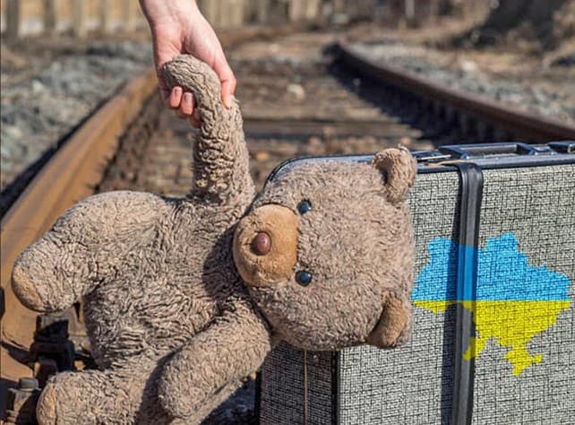 Omtrent halvdelen af flygtninge og internt fordrevne er mindreårige, som ofte flygter alene uden omsorgspersoner