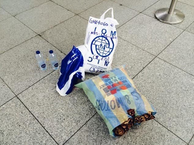 Poser med essentielle ejendele, båret med op igennem Europa