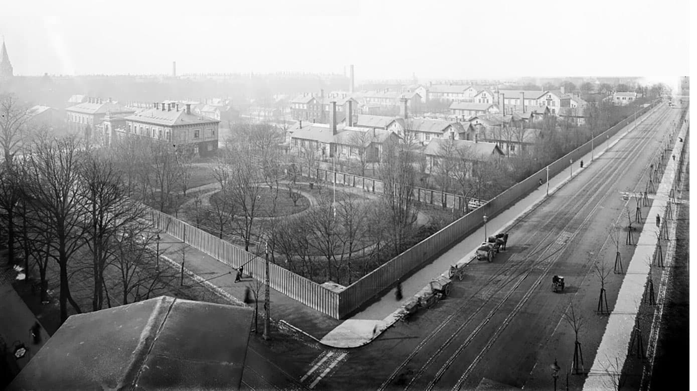 Blegdamshospitalet i 1904, set fra hjørnet af Blegdamsvej og Tagensvej, som ses i billedets højre side. Til venstre ses hovedbygningen med indgangsporten. Længst til venstre spiret fra Sankt Johannes Kirke ved Sankt Hans Torv. Foto: Peter Elfelt / Det kgl. Bibliotek. 