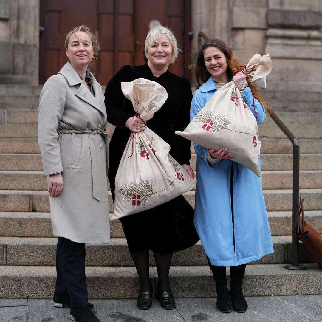 Forperson for FADL, Sara Villanueva Dalbøl, og forperson for Yngre Læger, Wendy Sophie Schou, overrakte i dag sække med julekort til uddannelses- og forskningsminister Christina Egelund. Formand for Lægeforeningen Camilla Rathcke skulle også have været med, men blev forhindret. Foto: Lara Abuna/FADL