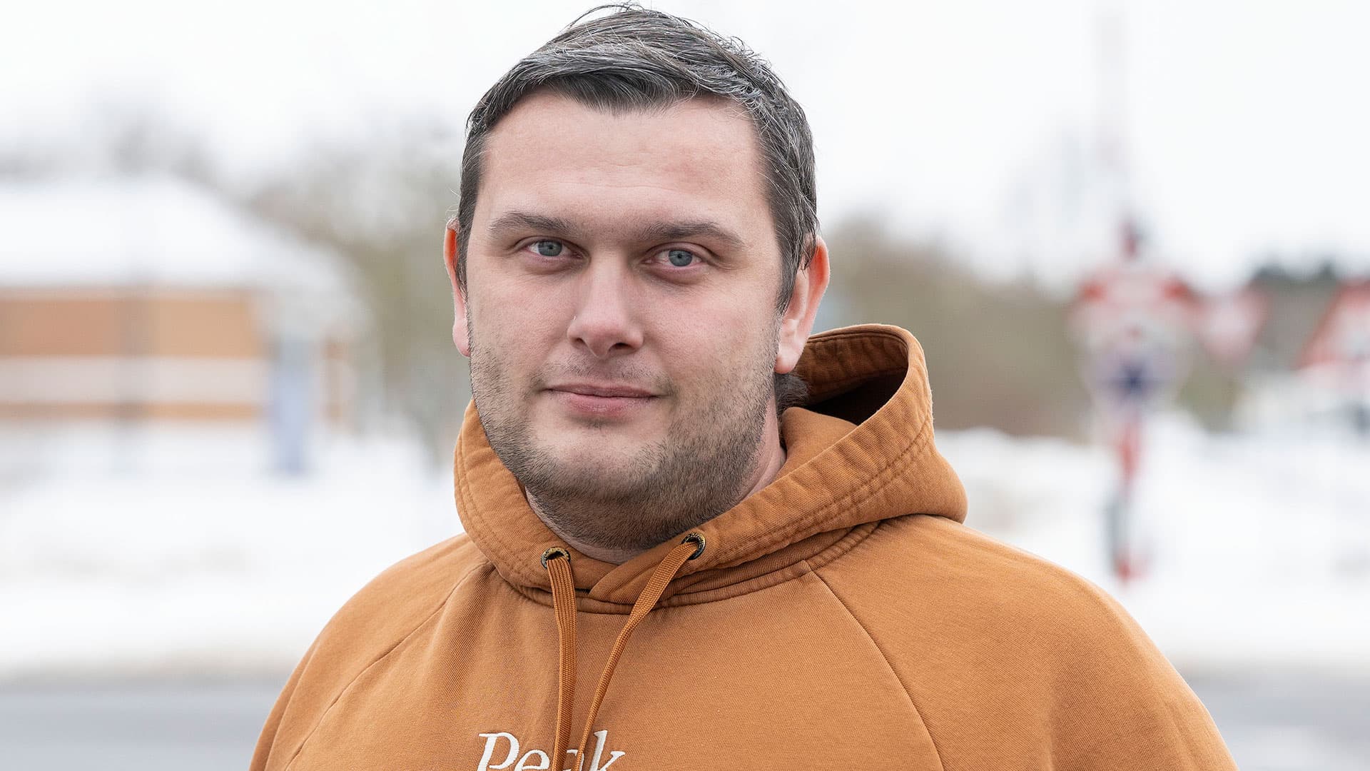 »Vi dækker bredt og arbejder for, at ting lykkes i Strandby, og vi ville ikke lade os nøje med en regionsklinik, men have en læge, som vi kan opnå et længerevarende fortrolighedsforhold til. Det kan kan ikke passe, at den mulighed forsvinder, blot fordi en læge går på pension«, siger Peter Stokbro Larsen , Strandby Fællesvirke. Foto: Lars Horn / Baghuset