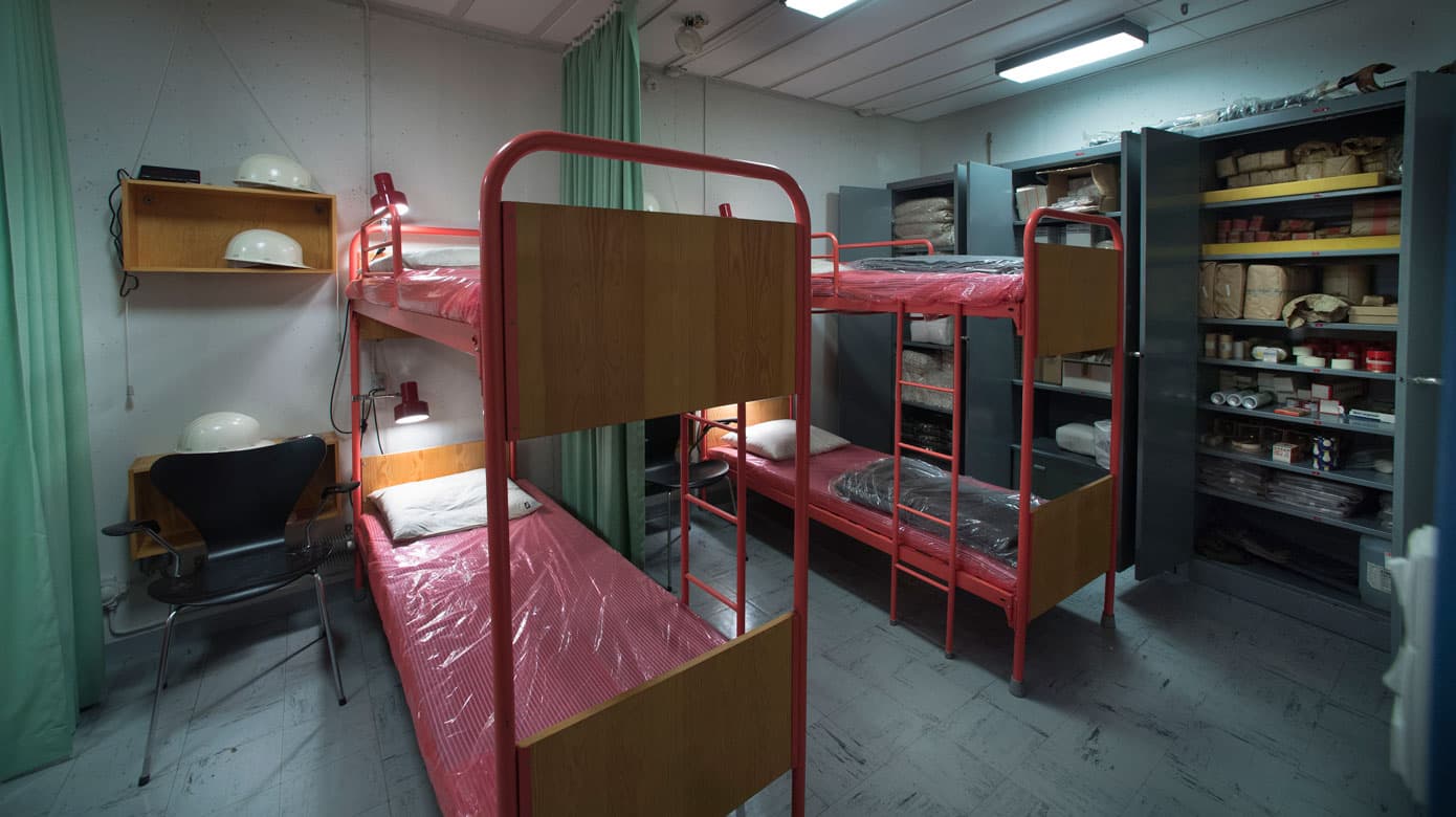 Sygestue i nødhospitalet ved den hemmelige regeringsbunker Regan Vest. Men det var ikke det eneste af slagsen. Under den kolde krig blev der indrettet snesevis af nødhospitaler under skoler, sygehuse og andre offentlige bygninger. Foto: Lars Horn / Baghuset. 