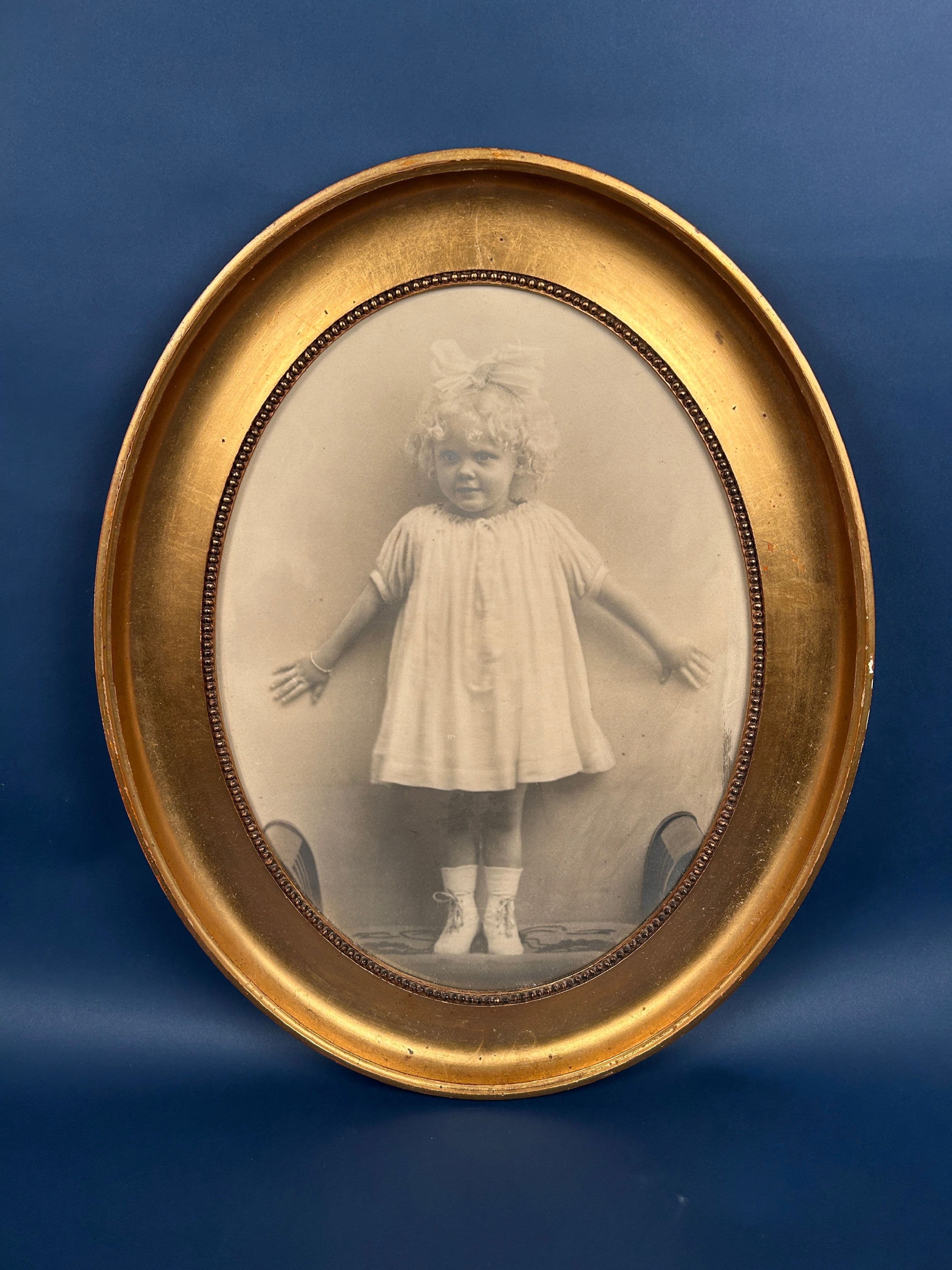 En af den spanske syges mange ofre. Solveigs portræt (60 × 45 cm) fra forældrenes dagligstue (Steno Museets samlinger/Foto: Steno Museet).