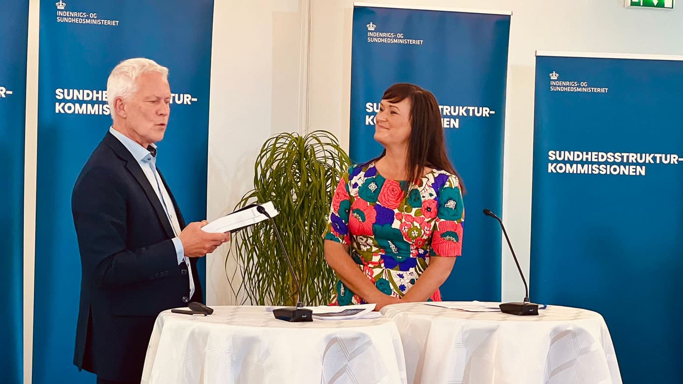 Sundhedsstrukturkommissionens formand, Jesper Fisker overbringer officielt kommissionens rapport med bud på tre strukturmodeller og seks anbefalinger til indenrigs- og sundhedsminister, Sophie Løhde. Foto: Ugeskrift for Læger 